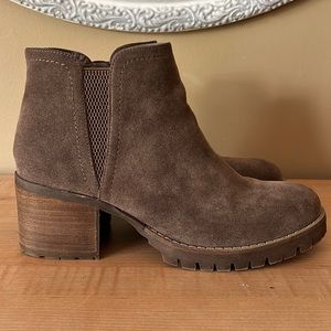 Beige Chelsea Boot- Size 8.5